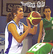 Ewelina Gala shooting a foul shot in Winter 2007.