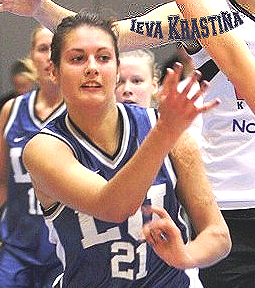 Image of LSPA women's basketball player, Ieva Krastina, passing the ball in a game. Foto: Renars Buivids, http://sportacentrs.com .