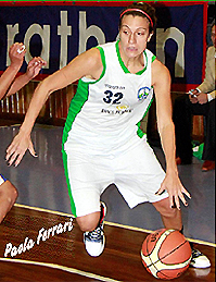 Image of Paola Ferrari, female professional basketball player for the UTE team of Ecuador of the Ecuadorian League, dribbling the ball upcourt. She is a native Paraguayan